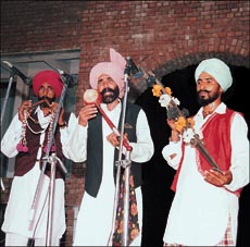Folk artiste Jagat Ram Lalka performs in Punjab Kala Bhavan, Sector 16, Chandigarh on Thursday