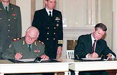 U.S. Secretary of Defence William Cohen  and Russian Minister of Defence Igor Sergeyev 