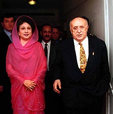 Bangladesh opposition leader Khaleda Zia (left), called on President of Turkey Suleman Demirel, at Sheraton Hotel in Dhaka on Tuesday. Demirel is in Dhaka attending an 8-nation summit of developing Islamic nations.
