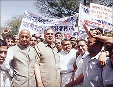 Haryana farmers led by Haryana Krishak Samaj president, Mr Shamsher Singh Surjewala and former Union Minister, Mr Balram Jakhar, protesting the anti-farmer policies of the BJP-led government at the Centre in the Capital today 