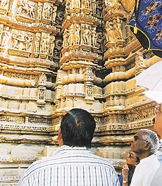 President K.R. Narayanan and his wife visited the temples during their two-day stay in Khajuraho