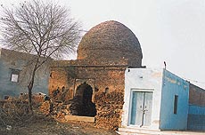 A tomb on the top of the fort