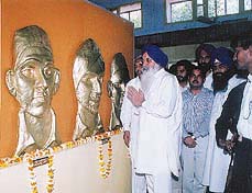 Punjab Chief Minister Parkash Singh Badal pays tributes to Shaheed Bhagat Singh, Rajguru and Sukhdev Singh at Khatkar Kalan on Tuesday