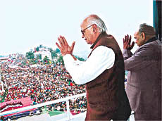 Union Home Minister L.K. Advani joins Chief Minister P.K. Dhumal in greeting people