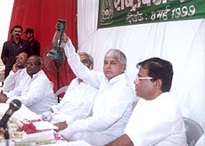 RJD President Laloo Prasad Yadav flashing his party's election symbol