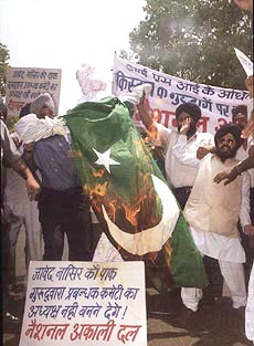Activists of the National Akali Dal burn an effigy of Pakistan Prime Minister Nawaz Sharif