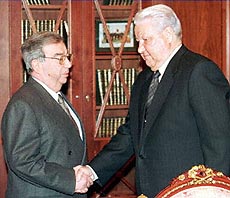 Russian President Boris Yeltsin (right) shakes hands with Mr Yevgeny Primakov