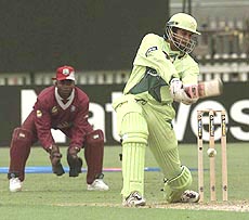 Pakistan's Wasim Akram totally misses the ball 