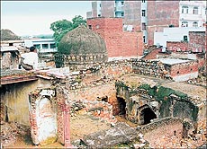 The mahal faces danger from encorachers