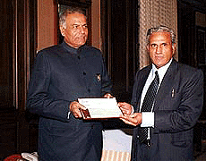 Chairman of Bank of India S. Rajagopal presenting a cheque of Rs 1 crore to Union Finance Minister Yashwant Sinha for the Prime Minister's Relief Fund in New Delhi on Tuesday. 