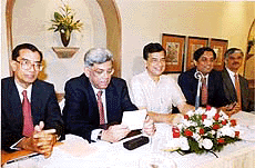 : Mr Thakur, Chairman HDFC Bank, Deepak Parekh, Chairman, HDFC Group, S.M. Datta, Chairman, TimesBank, and Aditya Puri, Managing Director, HDFC, at the announcement of the amalgamation of the HDFC Bank and TimesBank in Mumbai on Friday.