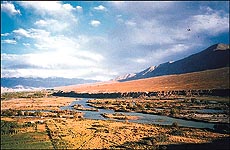 A Leh-Srinagar road view of the Indus