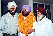 The Punjab Pradesh Congress Committee president, Capt Amarinder Singh, with his supporters after the Congress victory in the Lok Sabha election in Punjab on Wednesday