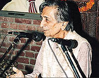 Noted writer Bhisham Sahni addresses the audience at a function in Punjab Kala Bhavan, Chandigarh, on Wednesday.