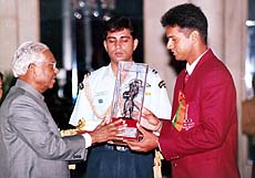 Cricketer Rahul Dravid receiving the Arjuna Award from the President, Mr K.R. Narayanan, at Rashtrapati Bhawan in the Capital on Wednesday