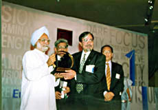 Mr Subhash Chandra, Chairman Zee Telefilms Ltd receives the honour from the former Finance Minister, Dr Manmohan Singh 