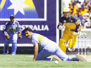 MEBOURNE : Australian batsman Ricky Ponting, right, hits Indian bowler Javagal Srinath for 4 on his way to making 115 runs in the day night game between Australia and India at the Melbourne Cricket Ground on Wednesday .— AP/PTI