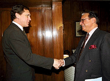 U.S. Assistant Secretary of State Karl Inderfurth, left, meets with Pakistani Foreign Secretary Shamshad Ahmed at Foreign Office in Islamabad on Thursday. Inderfurth arrived in Islamabad to hold talks with Pakistani officials on bilateral, regional and international security issues