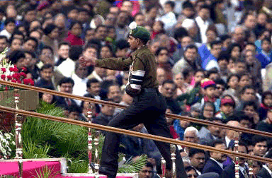 Grenadier Yoginder Singh Yadav makes his way up to the presidential dais to receive the Param Vir Chakra