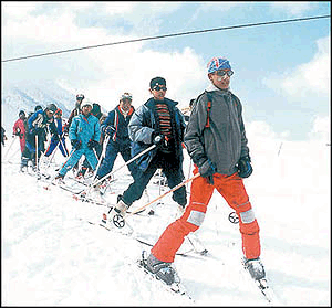 Boys learn ice skiing at the ski resort of Gulmarg — Photo by Amin War