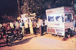 Larris or mobile eateries are popular in many cities of Gujarat