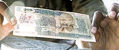 A fake currency note of Rs 500 denomination being shown to reporters. Fake currency has been seized from some passengers aboard the Samjhauta Express during the past couple of days —PTI photo