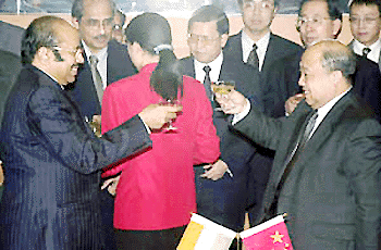 Chinese Minister of Foreign Trade and Economic Cooperation Shi Guangsheng, right, and Indian Minister of Commerce and Industry Murasoli Maran toast each other after signing a bilateral agreeement on China's entry into the World Trade Organisation in Beijing on Tuesday. Among the 135 WTO members, the European Union and 13 nations have yet to reach bilateral agreements with Beijing that would clear the way for China to join the body that makes rules for world trade. 