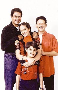 Aparna with Kanwaljit and co-stars in Family No 1