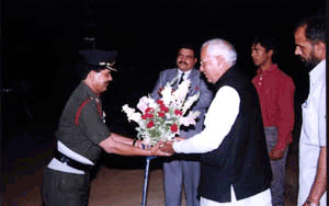 Haryana Chief Minister, Mr Om Prakash presenting a bouquet to Major Ashok Sharma, who performed the duty of a Battery Commander supporting 2 Raj Rifle on Taloling, Tigar Hill in the Kargil area