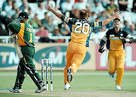 Australian bowler Shane Lee jubilates after dismissing South African opening batsman Gary Kirsten (left) for 34 runs in the second one-day international cricket match played at Newlands Cricket Stadium, Cape Town, on Friday. Australian wicketkeeper Adam Gilchrist (right) runs to congratulate Lee. — 