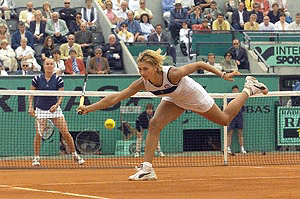 Romanian Ruxandra Dragomir stretches late for a passing shot during her fourth round match v Swiss Martina Hingis, 04 June 2000 at the French Open in Roland Garros in Paris. Hingis won 6-3, 0-6, 6-1.  AFP photo