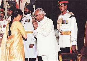 Alka Ahuja, wife of late Sq Leader Ajay Ahuja, receiving the Vir Chakra