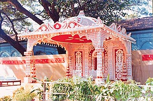 A Bengali-style marriage mandap designed by Aruna Purohit (left)