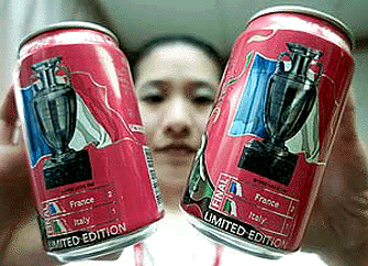 A Thai model shows a new design with the final score between France and Italy in the Euro 2000 Championship on soft drink cans in Bangkok on Monday. The new design was launched to celebrate France’s Euro 2000 Championship