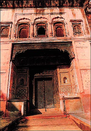An exquisite door leading to Quila Androon