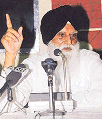 The President of the Sarab Hind Shiromani Akali Dal, Mr G.S. Tohra, addresses mediapersons at the "Meet the press" programme at the Chandigarh Press Club on Saturday