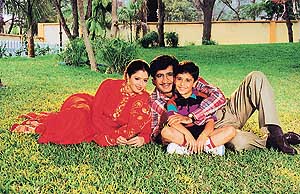 Naghma, Krishan Kumar and Master Bobby in Papa the Great