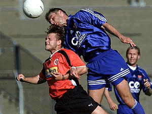 German first division club Eintracht Frankfurts forwarder Thomas Reichenberger (L) challenges Spvgg Unterhachings Ditmar Hirsch during their match in Frankfurt on Sunday