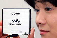 Japan's electronics giant Sony unveils the world's smallest and lightest portable Mini disk player "MD Walkman MZ-E900" at the company's headoffice in Tokyo, 18 August 2000. The MZ-E900, measuring 77.7 x 12.7 x 71.0 mm and weighing only 58g, enables to play a maximum 320 minutes with long-playing mode. Sony will put it on the domestic market on September 10 with an estimated price of 30,000 yen ($ 275 ).  AFP photo