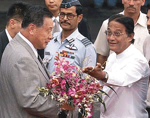 Japanese Prime Minister Yoshiro Mori being received by Ajit Kumar Panja, Ministre of State for External Affairs at Palam Airport in New Delhi on Tuesday