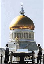 Tourists look at a prominent landmark of Brunei, the Omar Ali Saifuddien Mosque in Bandar Seri Begawan, September 8, 2000. Brunei is hosting the four-day 7th Asia-Pacific Economic Cooperation Finance Ministers meeting in the capital until Sunday