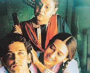 Jaya Bahaduri with Karisma Kapoor and Hrithik Roshan in Fiza