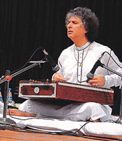 Pandit Shiv Kumar Sharma during a performance in Guru Nanak Bhavan, Ludhiana.  Photo by Rajesh Bhambi