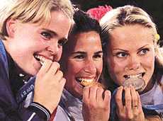 Iceland's Vala Flosadottir (left), the USAs Stacy Dragila (center) and Australia's Tatiana Grigorieva hold their medals for the women's pole vault at the Sydney Olympic.