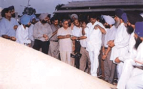 Punjab Food and Supplies Minister Madan Mohan Mittal discusses the issue of levy rice with millers at Khanna on Monday.