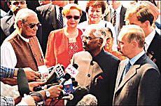President K.R. Narayanan with his Russian counterpart Vladimir Putin and Prime Minister Atal Behari Vajpayee talking to mediapersons on the forecourt of Rashtrapati Bhavan in New Delhi on Tuesday.