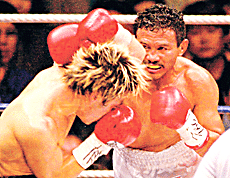 Veteran Venezuelan boxer Leo Gamez ( R) lands a right at champion Hideki Todaka of Japan during their WBA super flyweight title match in Nagoya on Monday. Gamez sent Todaka to the canvas in the seventh round and clinched the victory  his fourth world championship title at four different weights