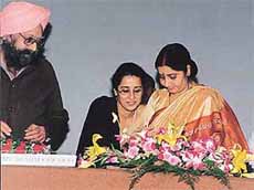 Khushwant Singh with Reema Anand and Sushma Swaraj