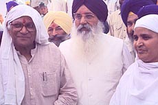 Defence Minister George Fernandes, Chief Minister, Punjab, Mr Parkash Singh Badal and SGPC chief, Bibi Jagir Kaur after paying obeisance at Takht Kesgarh Sahib on April 10, 1999. 