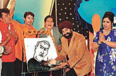 Jaspal Bhatti, Mehar Mittal and other comedians offer prayers before Finance Minister Yashwant Sinhas caricature.